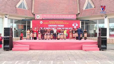 Sức mạnh đại đoàn kết: Chăm lo Tết cho người nghèo 