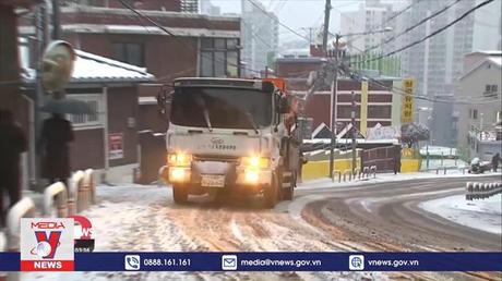Hàng trăm vụ tai nạn giao thông do tuyết rơi dày tại Hàn Quốc