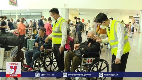 Sân bay Tân Sơn Nhất tấp nập kiều bào về quê đón Tết