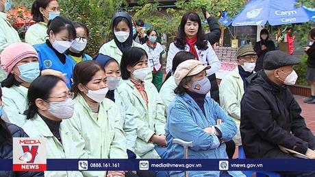 Gian hàng 0 đồng phục vụ bệnh nhân đón Tết