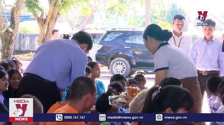 Tặng quà Tết trẻ em mồ côi, khuyết tật tại Quảng Nam