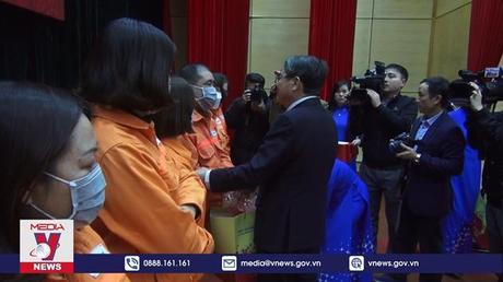 Phó Chủ tịch Quốc hội Nguyễn Đức Hải thăm, tặng quà tại Hoà Bình