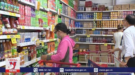 Sôi động sức mua siêu thị cận Tết