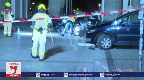 Đâm xe vào cổng Brandenburg ở thủ đô của Đức