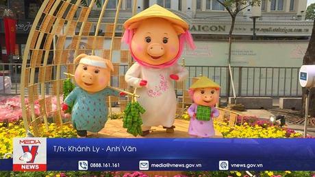 Linh vật mèo xuống phố đi bộ Nguyễn Huệ