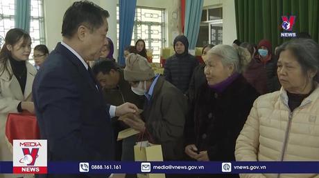 Đồng chí Nguyễn Trọng Nghĩa tặng quà Tết tại Phú Thọ