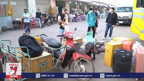 Nhiều người Việt tại Lào về quê ăn Tết