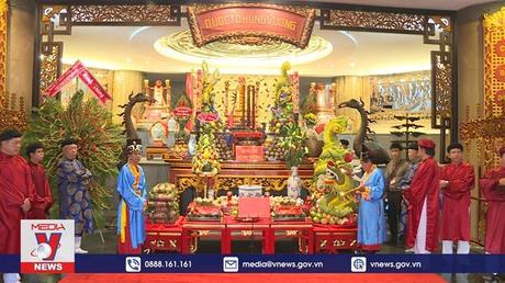 Dâng cúng bánh tét lên Vua Hùng và Lễ Thành hầu Nguyễn Hữu Cảnh