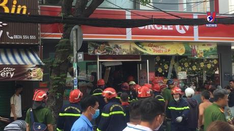 Sập trần cửa hàng tiện lợi, nhiều người mắc kẹt