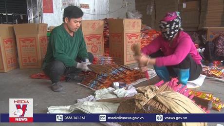 Làng hương truyền thống tất bật cuối năm