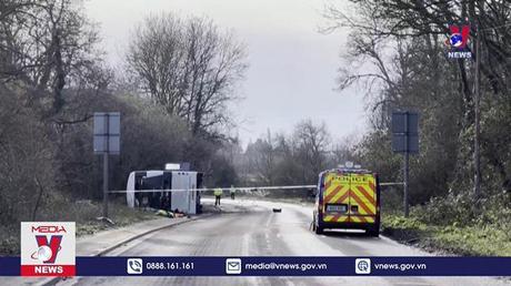 Lật xe buýt 2 tầng ở Anh