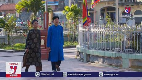 Làng đàn ông may áo dài