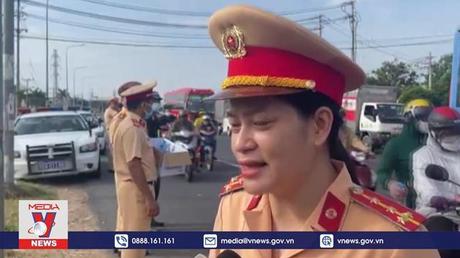 CSGT Đồng Nai hỗ trợ người dân về quê đón Tết