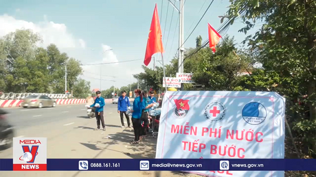 Ấm tình người từ hoạt động “Miễn phí nước, tiếp bước về quê”