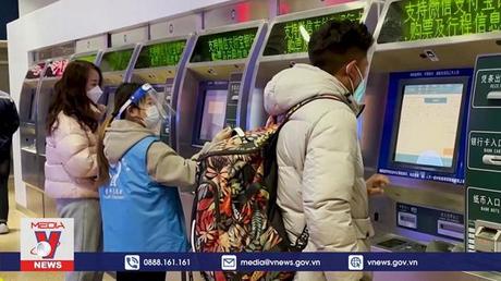 Người Trung Quốc hối hả lên tàu về quê