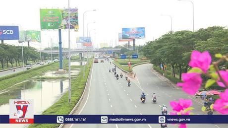 Cửa ngõ TP.HCM đi miền Tây tấp nập người xe về quê