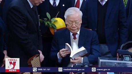 Tổng Bí thư Nguyễn Phú Trọng dâng hương tưởng niệm Chủ tịch Hồ Chí Minh