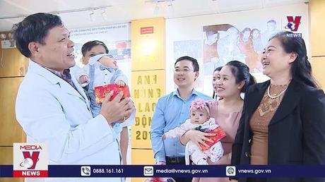 Cái Tết đầu tiên của cặp song sinh nhỏ nhất Việt Nam