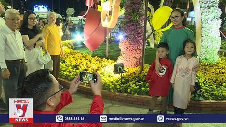 TP.HCM tràn ngập sắc xuân, chờ đón năm mới