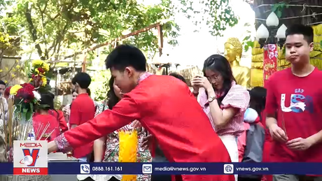 Người Việt tại Lào đi lễ chùa đầu năm