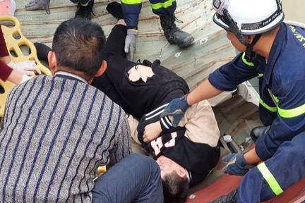 Cứu sống 1 người rơi từ tầng 11 chung cư xuống nhà dân