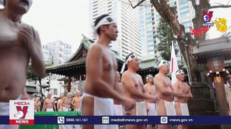 Người dân châu Á với nghi lễ cầu may đầu năm 