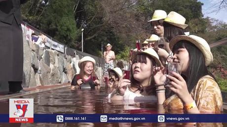 Thú vui tắm rượu vang đắt đỏ hút khách ở Nhật