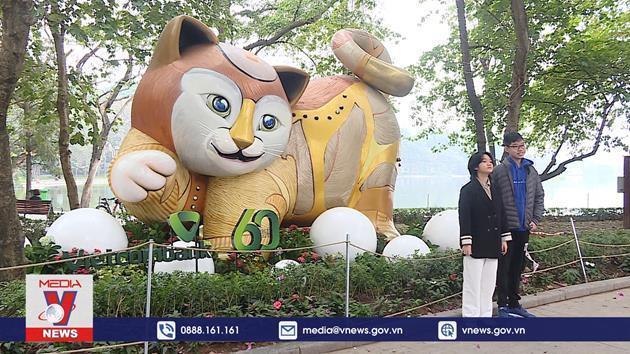 Người dân thủ đô thích thú linh vật mèo