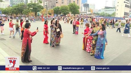 Áo dài khoe sắc trên đường hoa Nguyễn Huệ