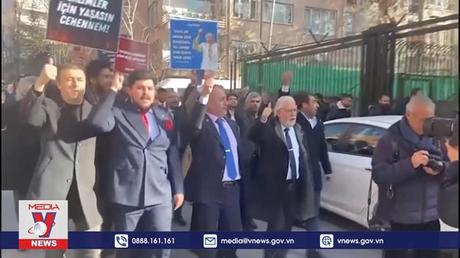 Thổ Nhĩ Kỳ phản đối hành động xé kinh Koran tại Hà Lan