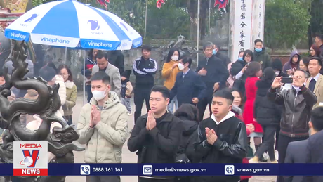 Đông đảo người dân tới đền Trần du xuân đầu năm mới