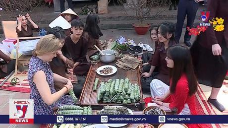 Tết Việt với các đại sứ và khách quốc tế