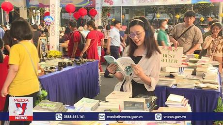 Tặng sách đầu xuân