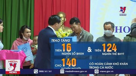 140 nghìn người có hoàn cảnh khó khăn được trao tặng sổ, thẻ BHXH, BHYT