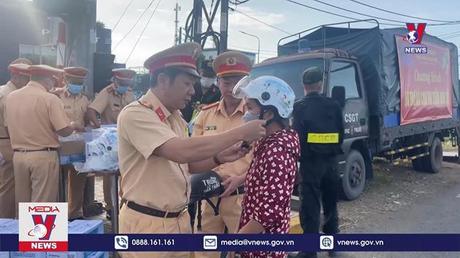 Công an Đồng Nai hỗ trợ lao động trở lại nhà máy