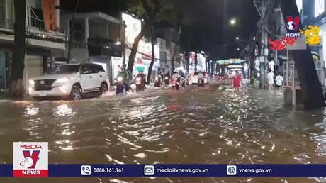 Nhiều tuyến đường ở Cần Thơ ngập vì triều cường