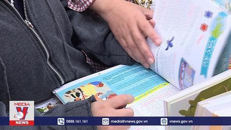 Tặng sách gửi gắm ước vọng đầu năm