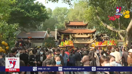 Du khách chiêm bái Đền Bà Chúa Kho ngày đầu năm