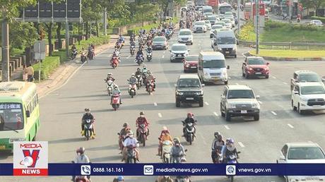 Người dân trở về, đường phố TP.HCM đông đúc