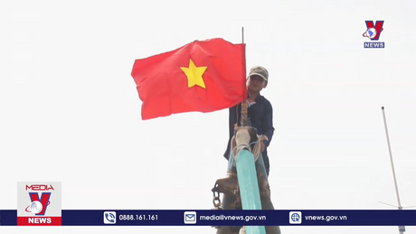 Ngư dân ra khơi bám biển ngày đầu năm mới