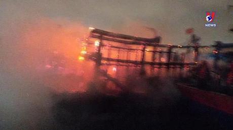 Cháy tàu cá trong đêm tại âu thuyền Thọ Quang