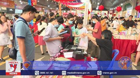 Đường sách Tết TP.HCM thu 8,2 tỷ đồng