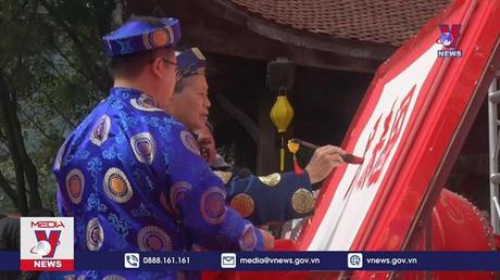 Khai bút đầu xuân tại Đền thờ thầy giáo Chu Văn An 