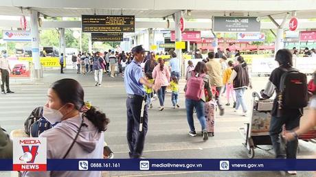 Sân bay Tân Sơn Nhất tấp nập khách đổ về sau Tết