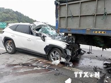 Tai nạn trên cao tốc Nội Bài-Lào Cai, 2 người bị thương nặng