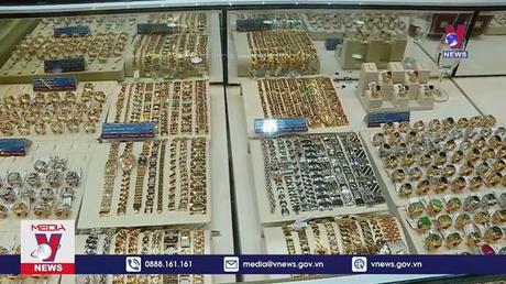 Nhiều người dân đi mua vàng trước ngày vía Thần Tài