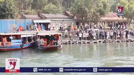 Hàng ngàn lượt người đến đền, chùa cầu an, giải hạn