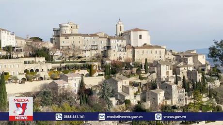 Làng cổ Gordes vươn lên từ sỏi đá