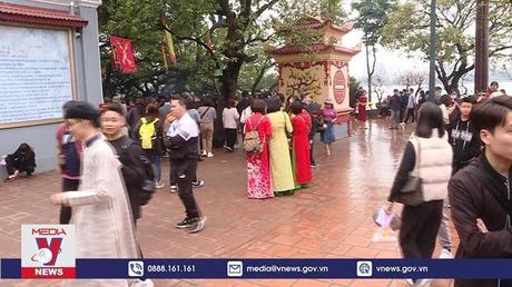 Người dân tấp nập đi lễ rằm tháng Giêng sớm