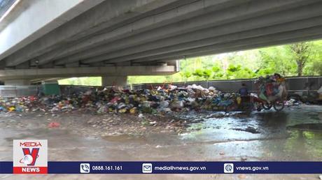 Người dân khổ sở vì bãi rác tạm thời